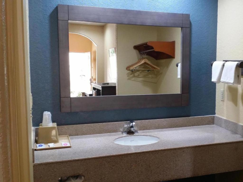Americas Best Value Inn & Suites Northeast Houston Bagian luar foto
