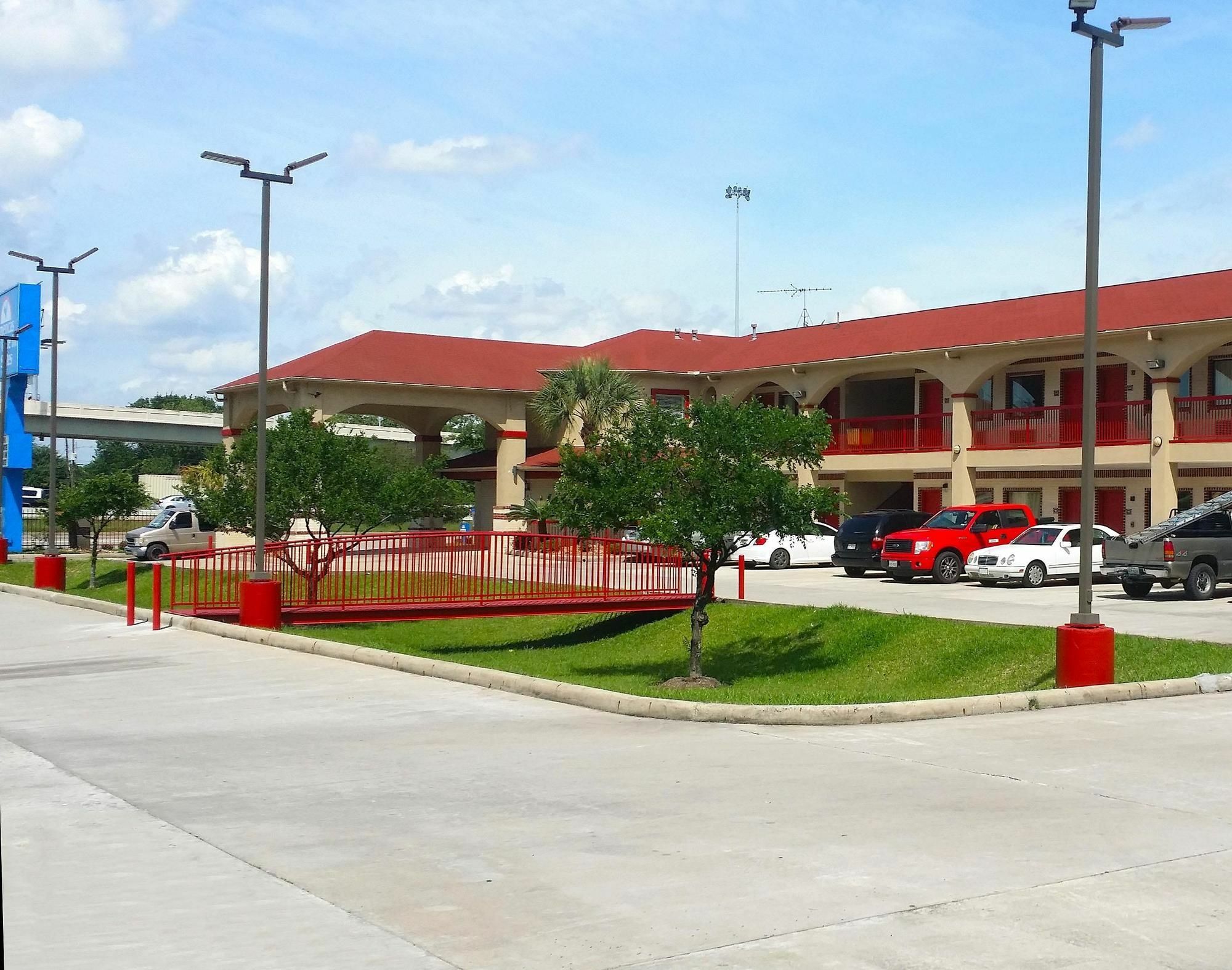 Americas Best Value Inn & Suites Northeast Houston Bagian luar foto