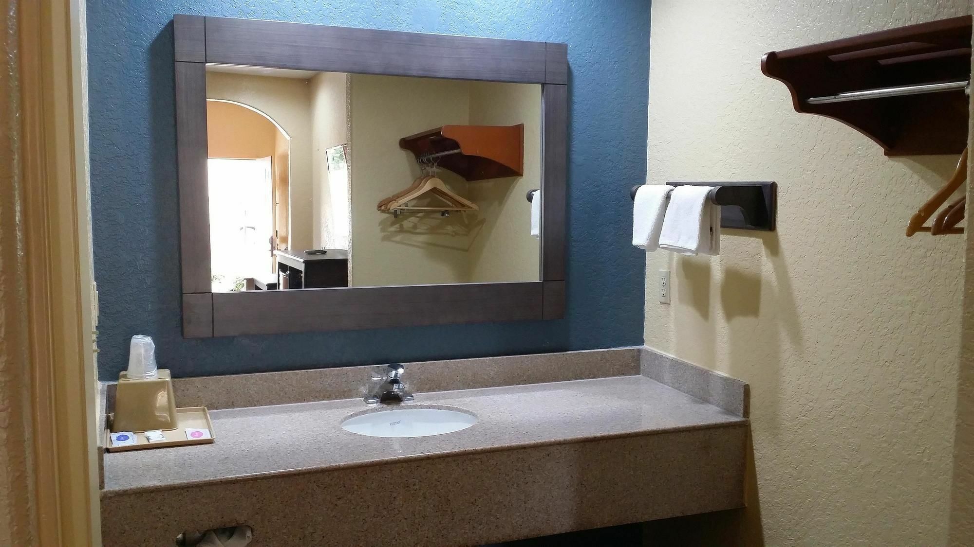 Americas Best Value Inn & Suites Northeast Houston Bagian luar foto